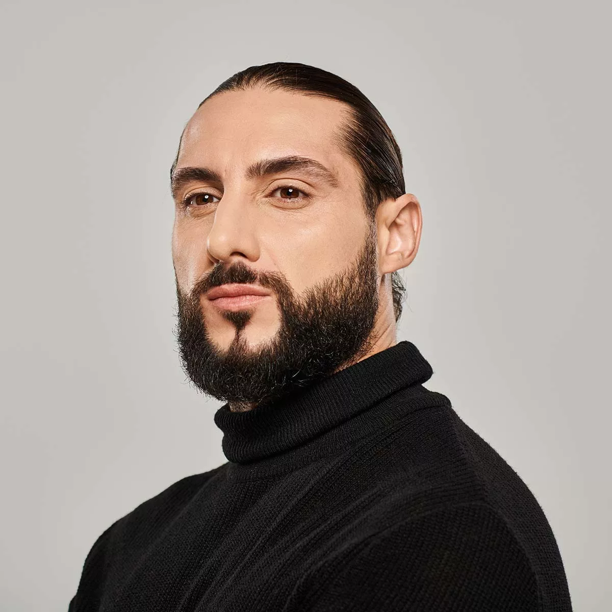 portrait of bearded and masculine arabic man posin vnbg7fr.jpg
